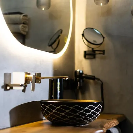 Boutique By Roy Apartman *